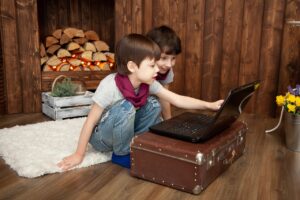 子供が寝た後にYouTubeショートで稼ぐためのポイントは？