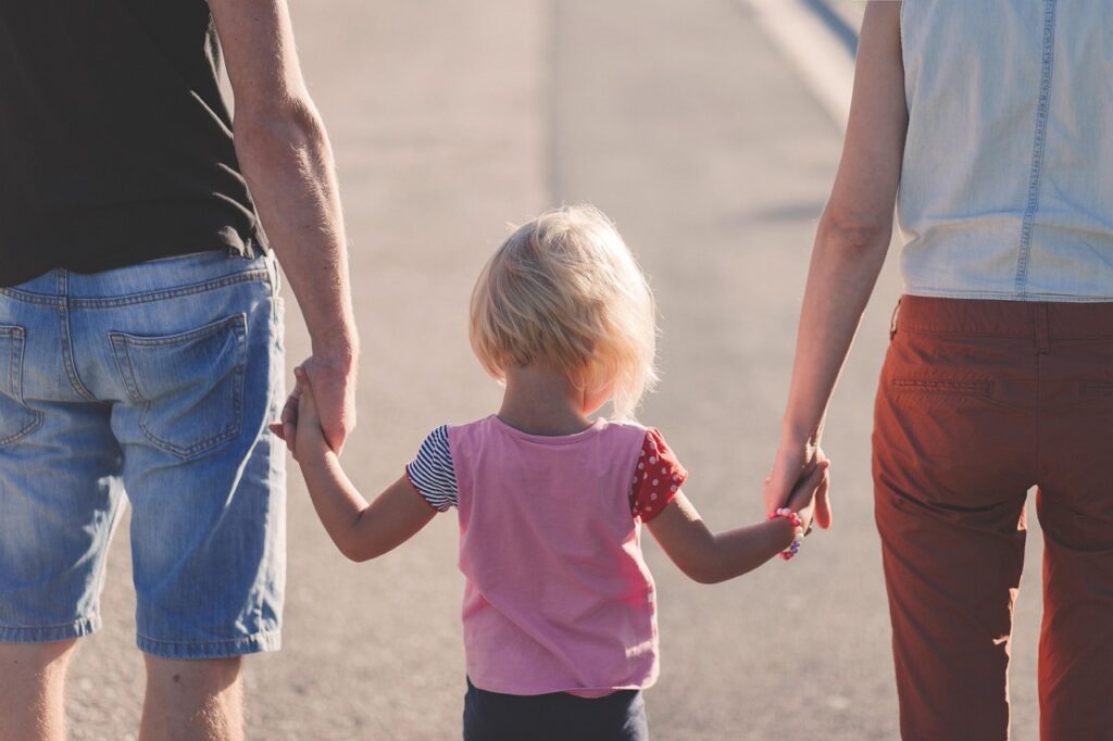 子育て中の主婦が夜短時間でできる高単価の副業は？